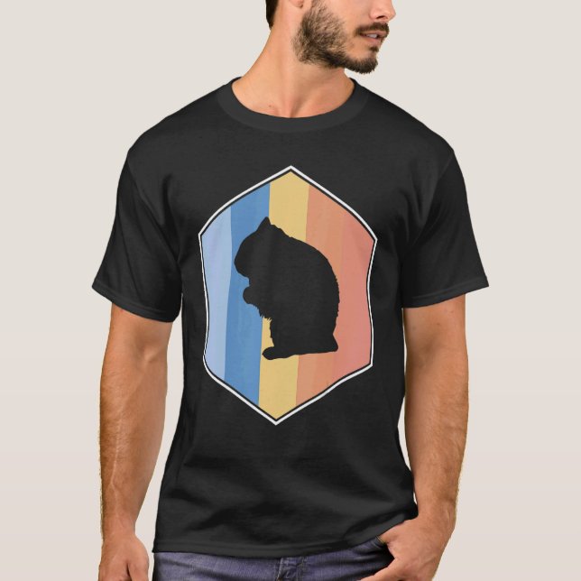 Camiseta Wombat Com Cores Retroativas Num Hexágono (Frente)