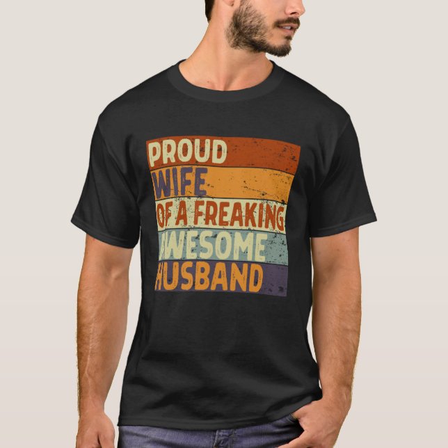 Camiseta Women Proud Wife of A Freaking Awesome Hubby  Marr (Frente)