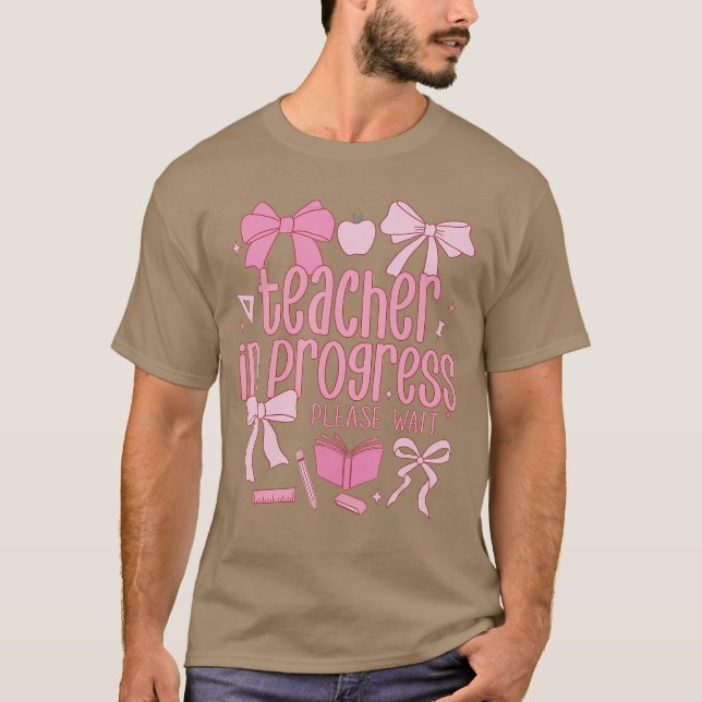 Camiseta Women Teacher in Progress Coquette Pink Bow Future (Frente)