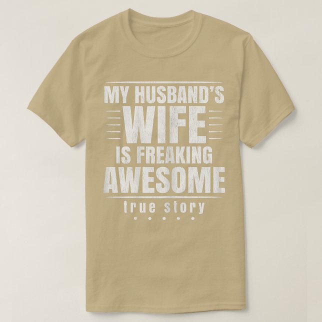 Camiseta Womens MY HUSBAND'S WIFE IS FREAKING AWESOME  (Frente do Design)
