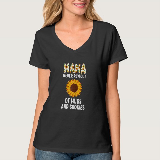 Camiseta Womens Nana never run out of hugs & cookies Nana G (Frente)