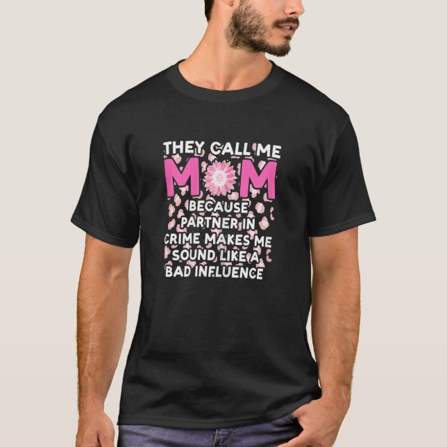 Camiseta Womens they call me mom because partner in crime m (Frente)