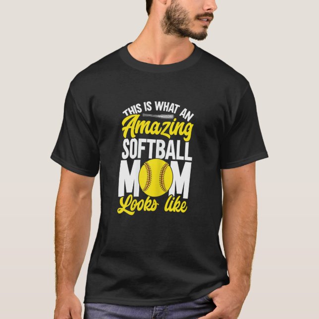 Camiseta Womens This Is What An Amazing Softball Mom Looks  (Frente)