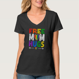 Camiseta Womens Vintage Distressed Free Mom Hugs LGBT Pride