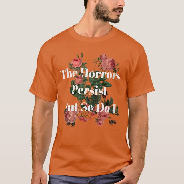 Camiseta Womenshe Horrors Persist But So Do I Humor Funny F (Frente)