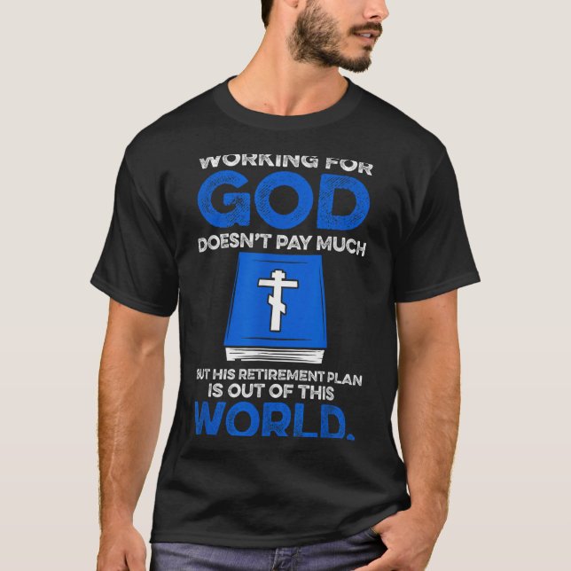 Camiseta Working For God Doesn't Pay Much But His Retiremen (Frente)