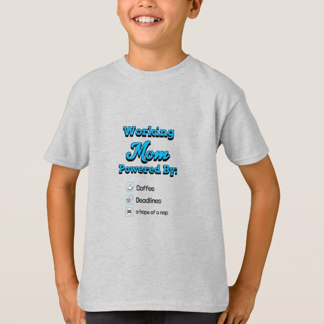 Camiseta Working Mom Powered By:Coffee Deadlines A nap hope (Frente)