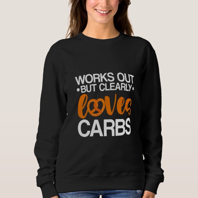 Camiseta Works Out But Clearly Loves Carbs (Frente)