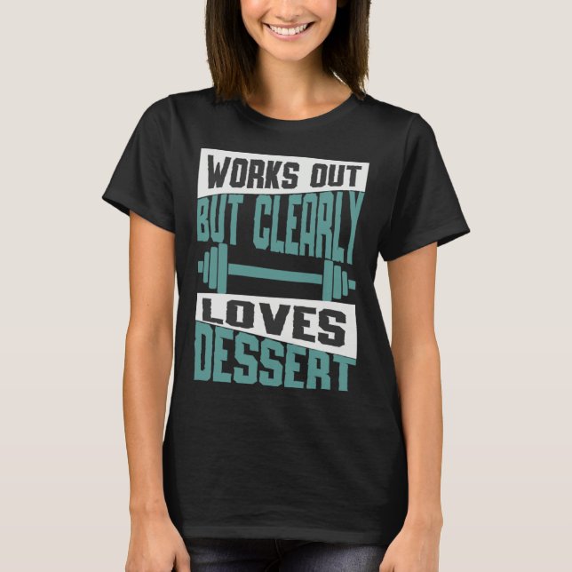 Camiseta Works Out But Clearly Loves Dessert  Workout Fitne (Frente)