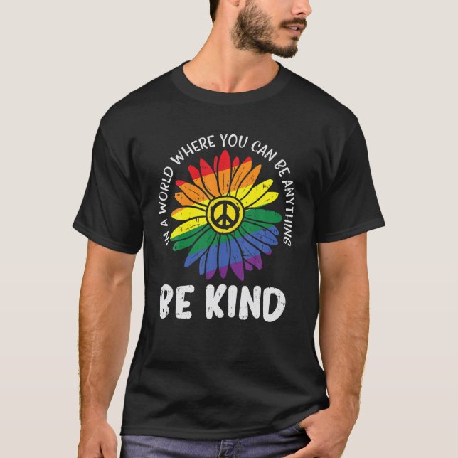 Camiseta World Be Kind Rainbow Daisy Peace Hippie Orgulho g (Frente)