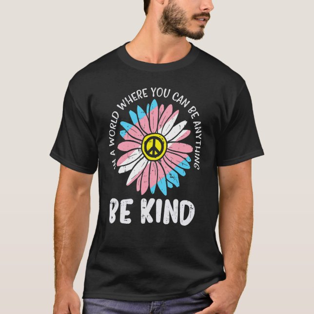 Camiseta World Be Kind Transgender Daisy Peace Hippie Trans (Frente)