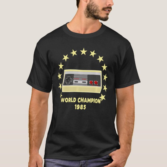 Camiseta World Champion 1985 - Controladora de jogos retrô (Frente)