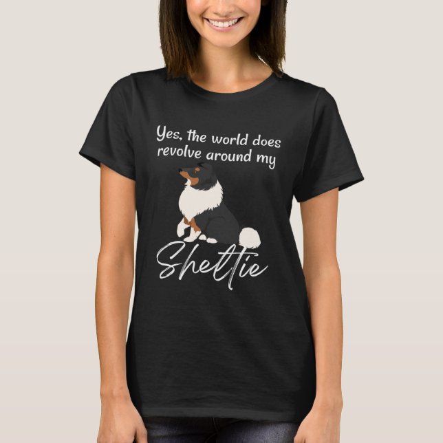 Camiseta World Revolves Around TRI Sheltie Cute Sheltie Mom (Frente)
