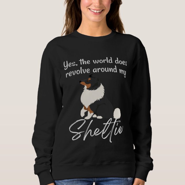 Camiseta World Revolves Around TRI Sheltie Cute Sheltie Mom (Frente)