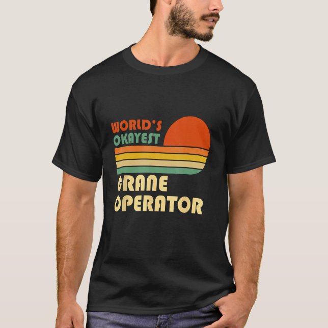 Camiseta World s Okayest Crane Operator  Retro (Frente)