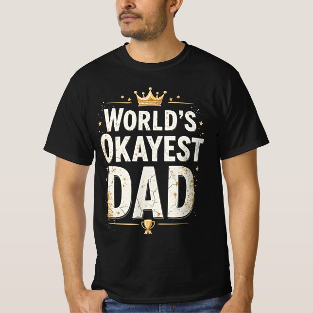 Camiseta World’s Okayest Dad Funny Trophy Sarcastic Shirt (Frente)
