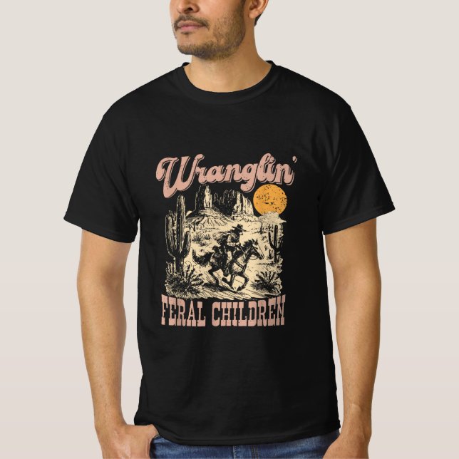 Camiseta Wranglin My Feral Grandchildren Cowboy Racccoon  (Frente)