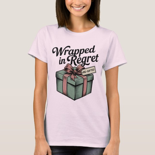 Camiseta Wrapped in Regret | Funny Re-Gift Holiday Design  (Frente)