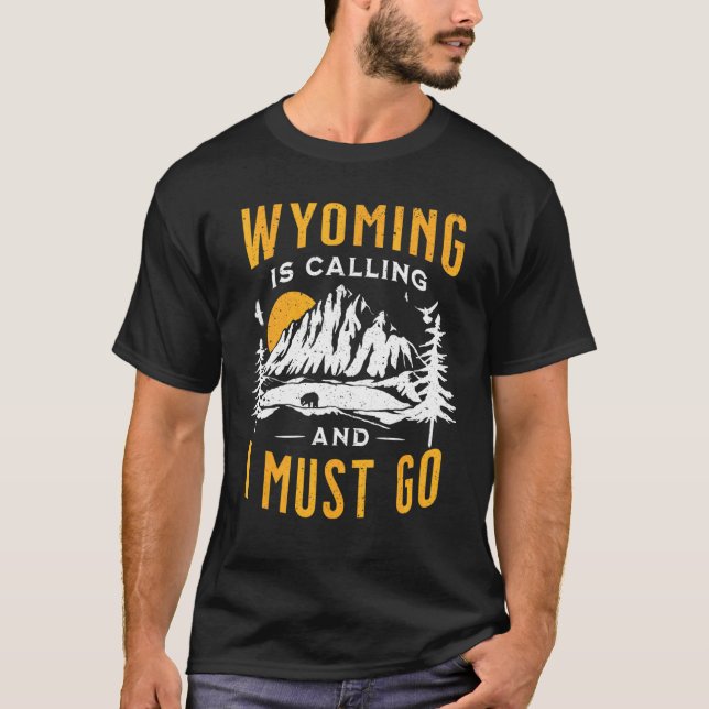 Camiseta Wyoming Está Ligando E Eu Tenho Que Ir Férias 2022 (Frente)