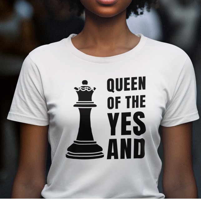 Camiseta Xadrez RAINHA DO SIM E DO DIVERTIDO (Fun IMPROV Queen of the Yes And t-shirt for comedians and lovers of improvisation Great gift for her)