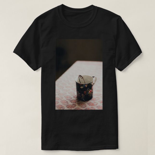 Camiseta Xícara de chá em uma mesa (Frente do Design)