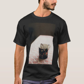 Camiseta Xícara de chá em uma mesa