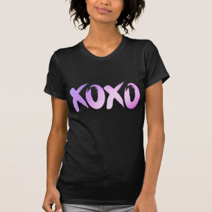 Camiseta XOXO Rosa Púrpura Escrita em pincel manchada