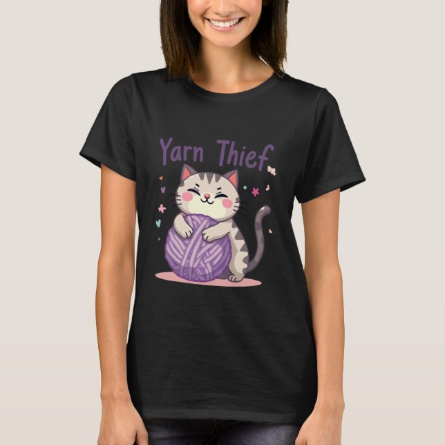 Camiseta Yarn Thief Cute Crocheting Cat for Fiber Artists (Frente)