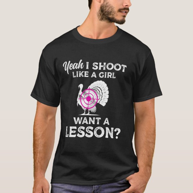 Camiseta Yeah I Shoot Like A Girl Want A Lesson Turkey Hunt (Frente)