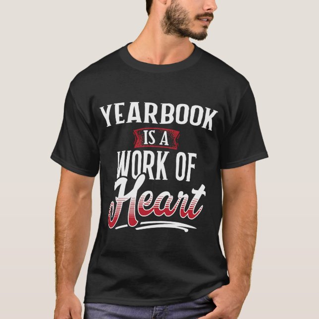Camiseta YEARBOOK é uma obra de ouvidos para mulheres (Frente)