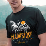 Camiseta Yellowstone National Park Wolf Mounates Vintage<br><div class="desc">Vintage design Yellowstone, Lobo do Parque Nacional dos EUA, Montanhas e Aventura. design de roupa de excelente de roupa de para pessoas que adoram acampar ao ar livre, acampamento, caminhoneiro, caminhada, viagem de estrada, Viagem de família, viagem de verão. A equipe perfeita para vestir enquanto planeja a Tripa Nacional de...</div>