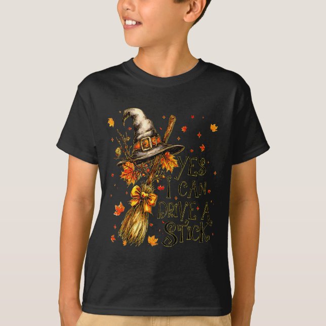 Camiseta Yes I Can Drive A Stick Fall Halloween Soky Witch  (Frente)