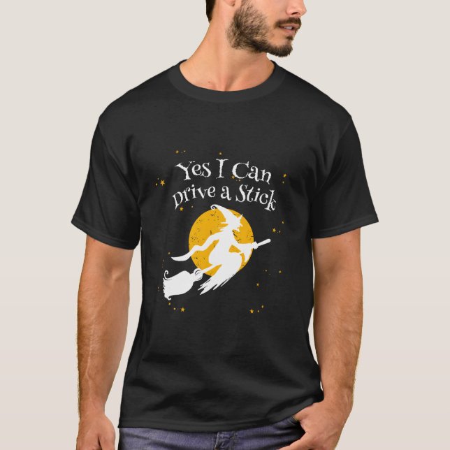 Camiseta Yes I Can Drive A Stick Novelty Halloween Humor Wi (Frente)