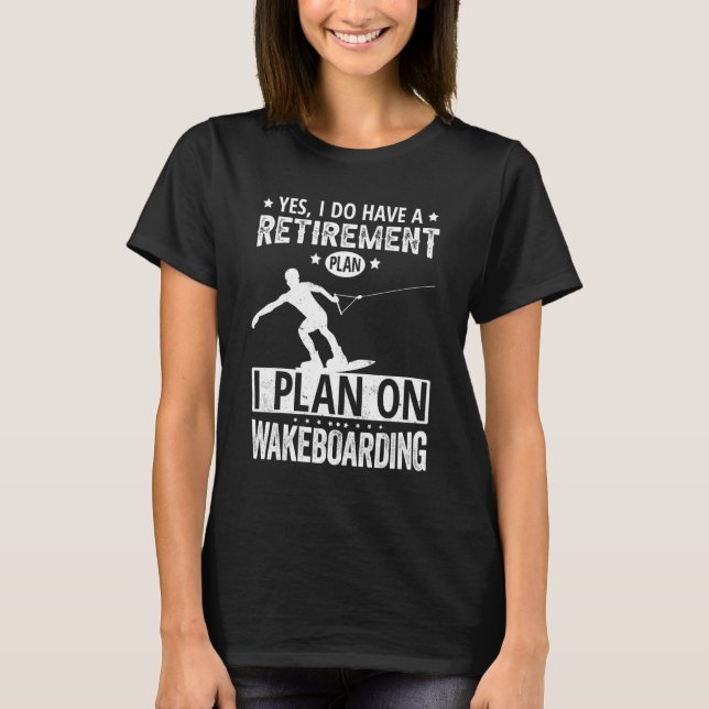 Camiseta Yes I Do Have A Retirement Plan I Plan On Wakeboar (Frente)