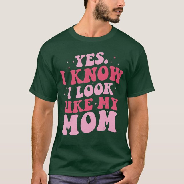 Camiseta Yes I Know I Look Like My Mom Funny Daughter Mothe (Frente)