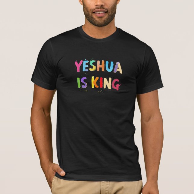 Camiseta Yeshua É Rei – Lettering Cristão Arco-íris com Pin (Frente)