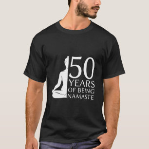 CAMISETA YOGA 50 ANOS DE MEDITAÇÃO ESPÉCIE NAMASTE 50.O NAS