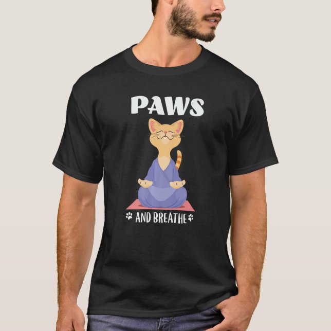 Camiseta Yoga Cat Cute Paws And Breathe   (Frente)