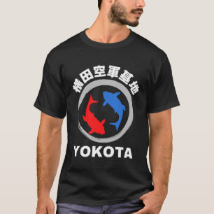 Camiseta Yokota Air Base em Japonês com Koi Fish