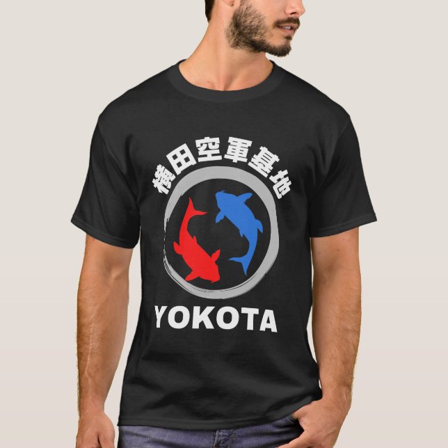 Camiseta Yokota Air Base em Japonês com Koi Fish (Frente)