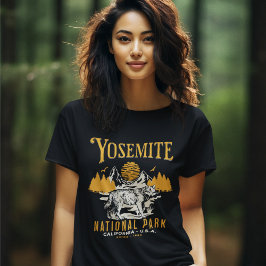 Camiseta Yosemite Forest Landscape with Vintage Wolf