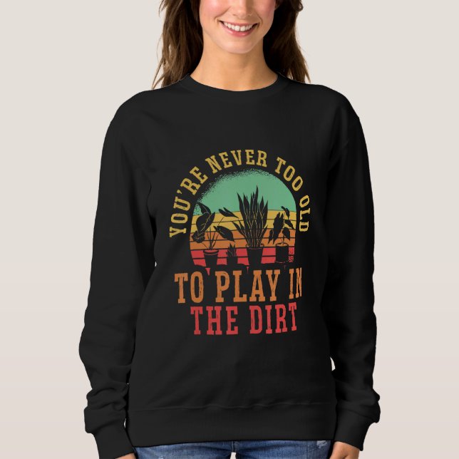 Camiseta You Are Never Too Old To Play In The Dirt Hobby Ga (Frente)