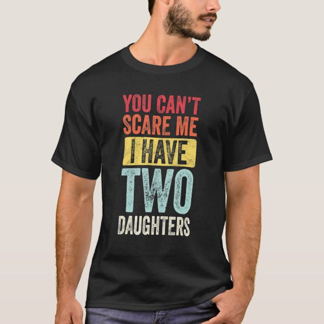 Camiseta You Can't Scare Me I Have Two Daughters Retro  Dad (Frente)