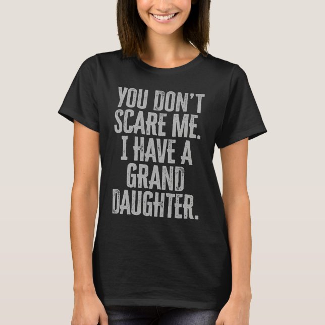 Camiseta You Dont Scare Me I Have A Granddaughter (Frente)