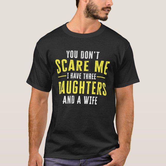 Camiseta You Dont Scare Me I Have Three Daughters And A Wif (Frente)