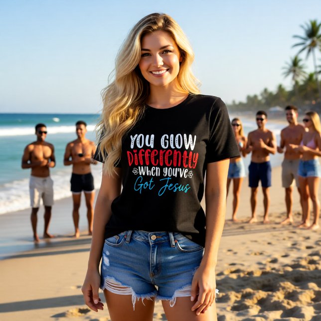 Camiseta You Glow Differently When You've Got Jesus (Criador carregado)