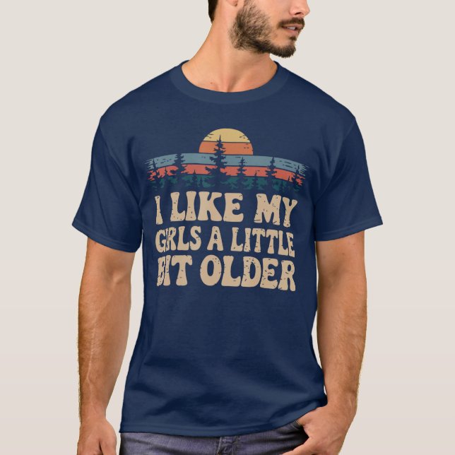 Camiseta You Know I Like My Girls A Little Bit Older Funny  (Frente)