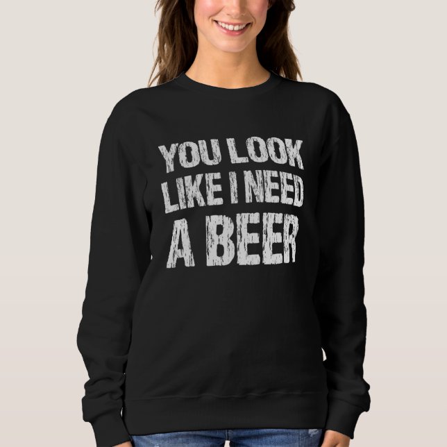 Camiseta You Look Like I Need A Beer  Beer 2 (Frente)