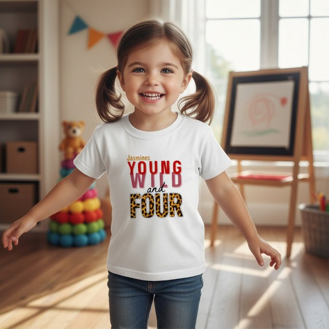 Camiseta Young Wild and Four Leopard Print Birthday (Criador carregado)