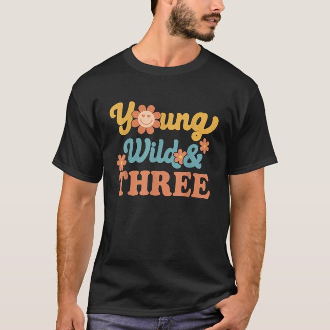 Camiseta Young Wild Three Happy Birthday I Am Three Retro G (Frente)